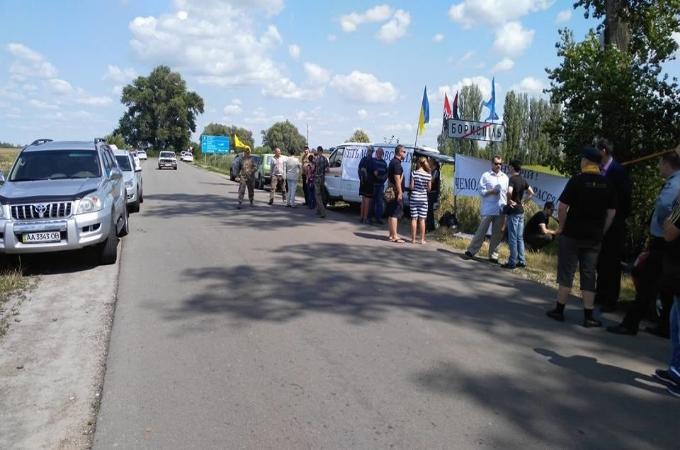 На шляху Хресного ходу в Борисполі радикали встановили блокпост