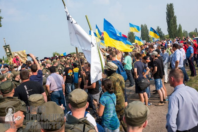 Як Хресний хід проходив повз радикалів біля Борисполя (ФОТО)