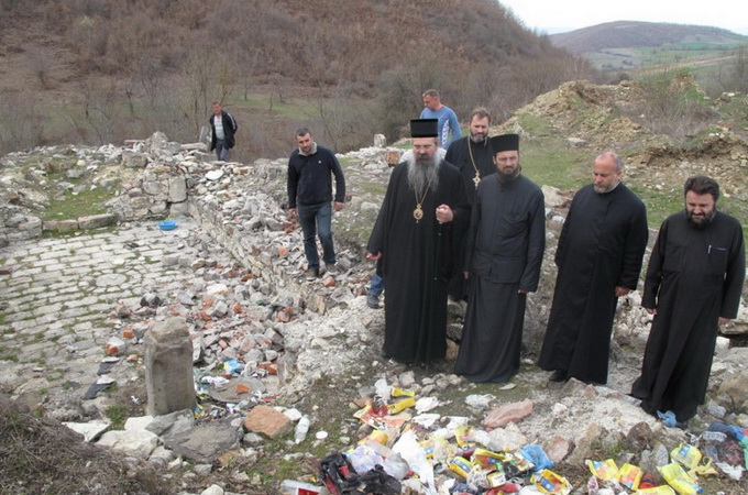 У Косово сербів, які прибирали монастир, обстріляли з автоматів