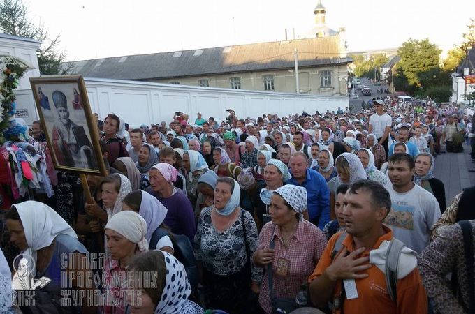 І п’ятимісячні, і 80-річні: тисячі хрестоходців прийшли до Почаїва