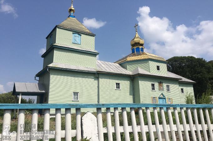 В селі Жолобне активісти КП хочуть відібрати храм УПЦ