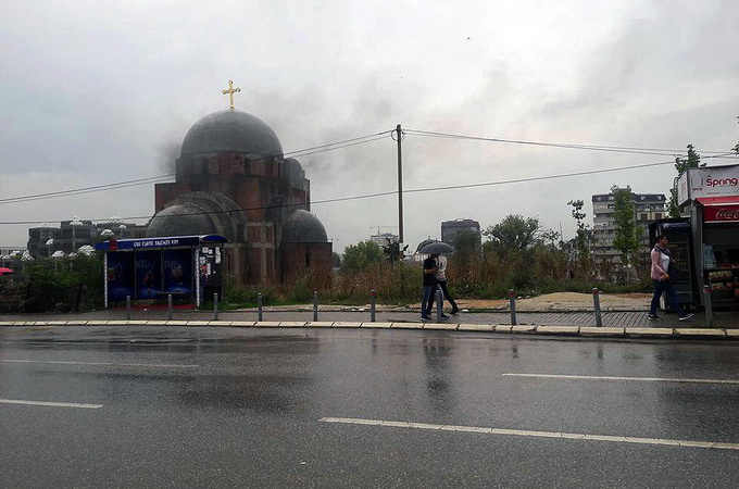 В Косово вандалы подожгли храм Христа Спасителя (ВИДЕО)