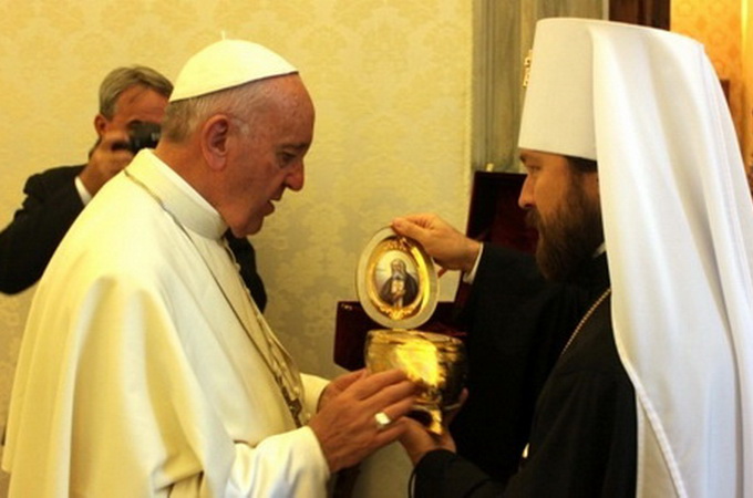 Primate of the ROC gives the Pope of Rome a particle of St. Seraphim relics