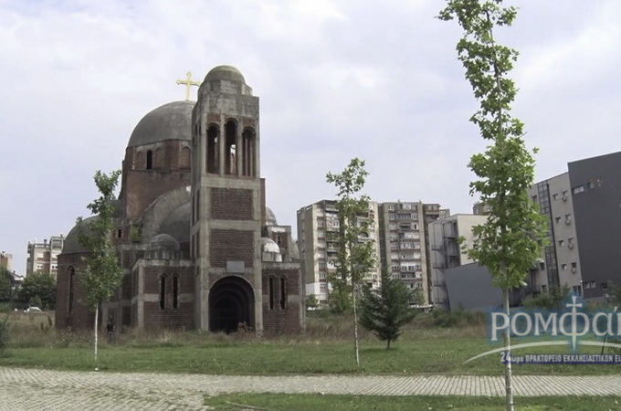 Поліція Косова не дозволила єпископу Сербської Церкви прибрати сміття в храмі (ВІДЕО)