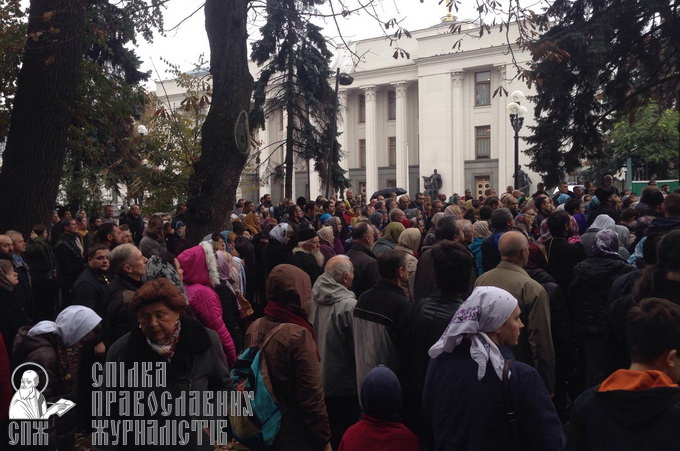 Prayer against draft law # 4128 began near the Parliament of Ukraine (PHOTO)