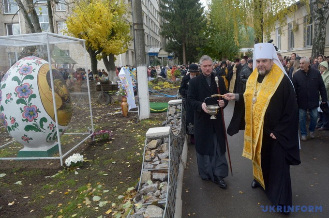 В Виннице открыли аллею писанок с ликами святых