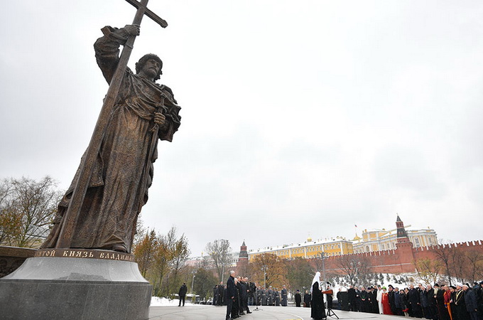 Monument to Prince Vladimir the Great opened in Moscow