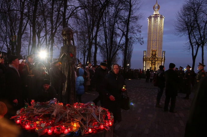 Victims of Holodomor prayerfully commemorated with minute of silence, lit candles in Kiev