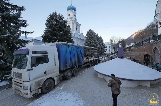 В Святогорскую Лавру доставили гуманитарную помощь со всей Украины 