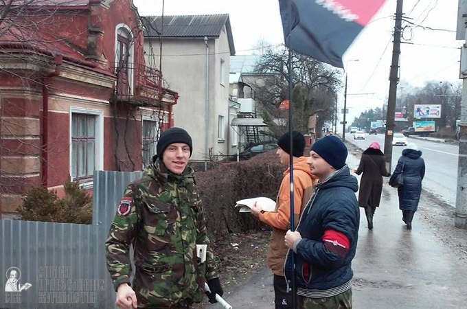 «Правый сектор» атакует собор УПЦ в Тернополе