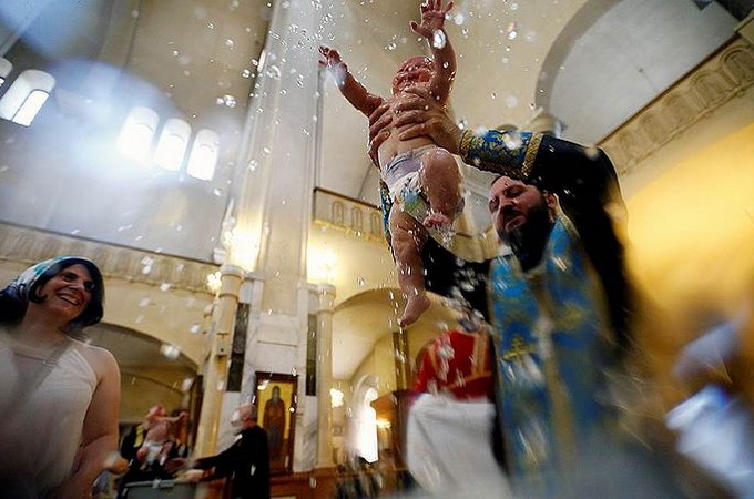 Patriarch Ilia of Georgia becomes godfather to 800 children at Theophany (VIDEO)