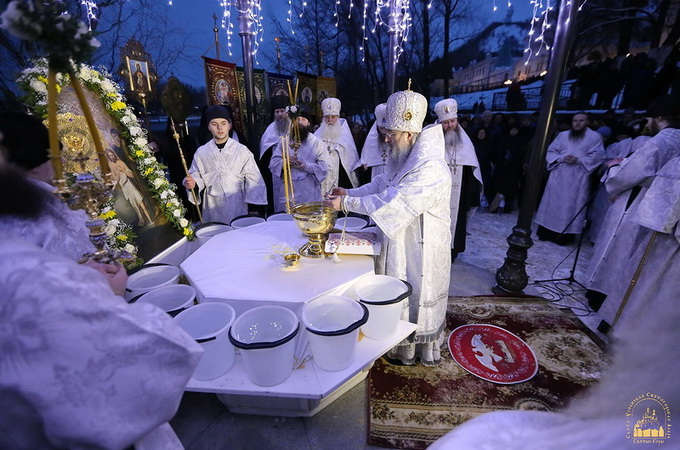 На Богоявлення віряни Святогірської Лаври прийшли до вод Сіверського Дінця і випустили в небо голубів (ФОТО, ВІДЕО)