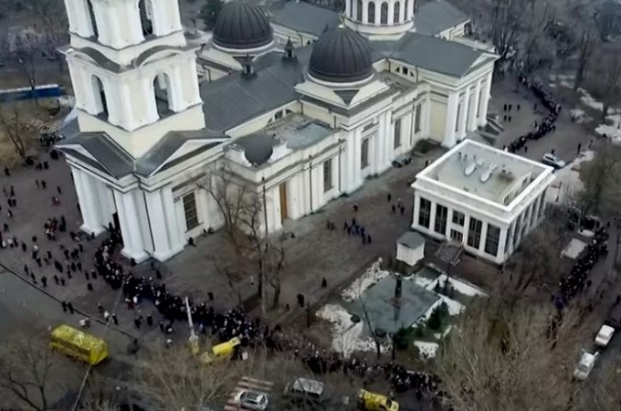 Hour-long line of Odessa residents to relics of Saint Panteleimon shown from a bird’s eye view (VIDEO)