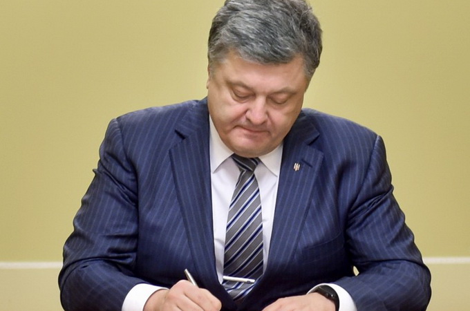 Poroshenko signs the law on legal status of children’s services