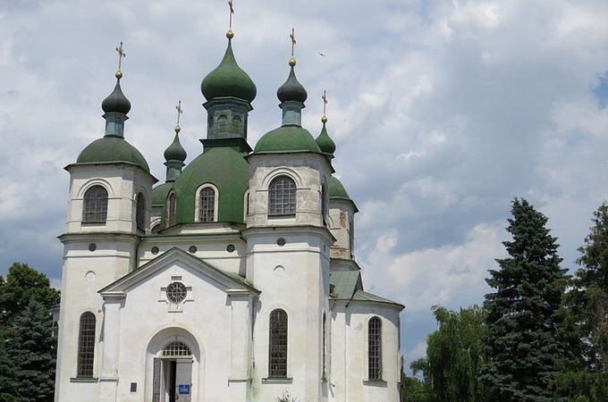 У Козельці нардепи передали храм Київському патріархату, незважаючи на протести віруючих УПЦ