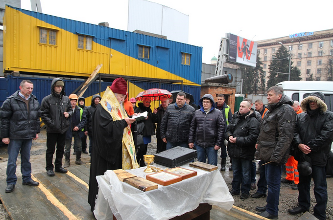 Митрополит Днепропетровский Ириней благословил строителей метро в Днепре на доброе дело