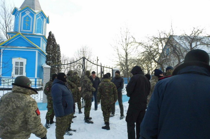 Київський патріархат та «Правий сектор» не залишають спроб захопити храм УПЦ в Кинахівцях