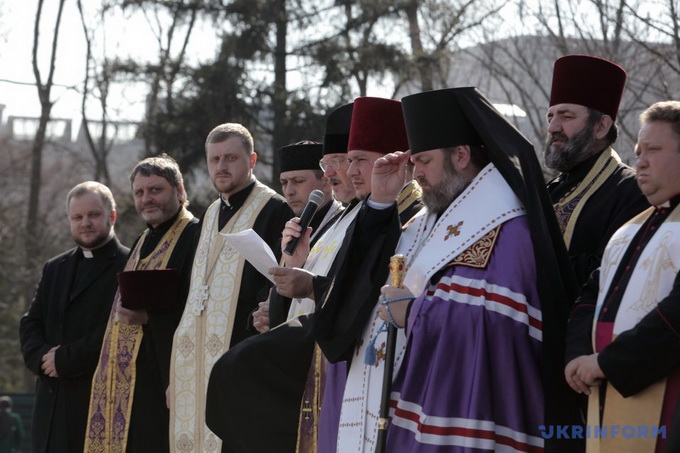 Як молебні використовують для шантажу і піару