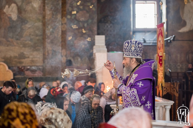 У Великий Четвер Предстоятель УПЦ підніс молитви за військовополонених