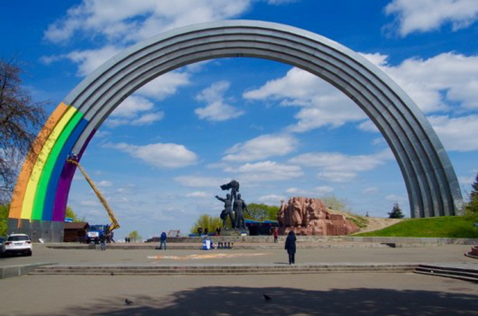 К Евровидению арку Дружбы народов в Киеве превратят в радугу ЛГБТ (ВИДЕО)