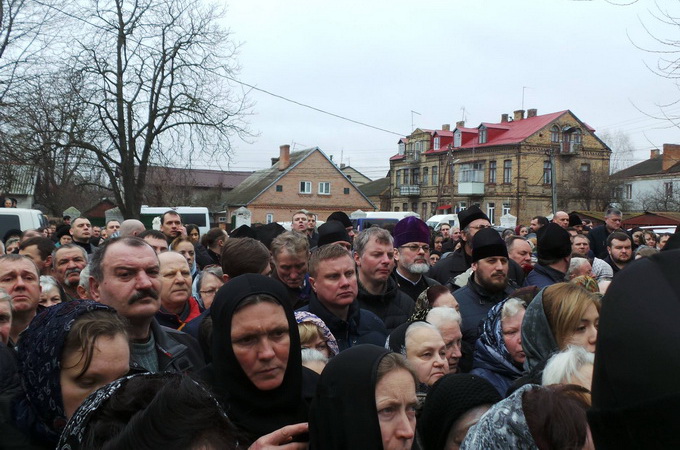 У день прощання з владикою Ніфонтом заплакало небо...