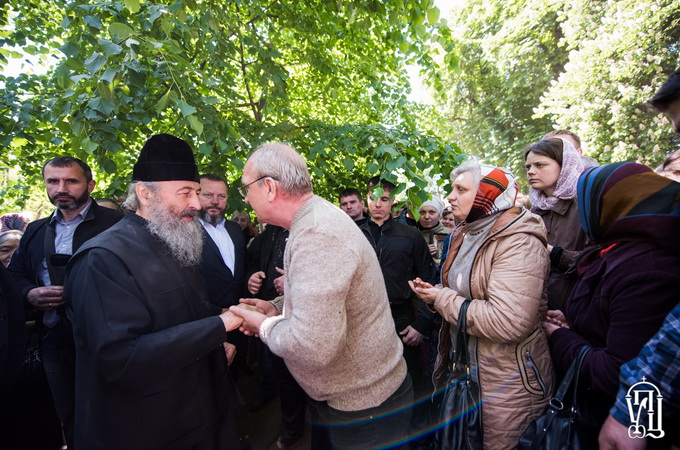 Предстоятель УПЦ благословил участников молитвенного стояния возле Рады