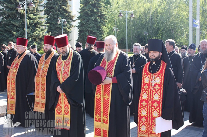 На молитвенное стояние возле Ровенской ОГА собрались сотни верующих (ФОТО)