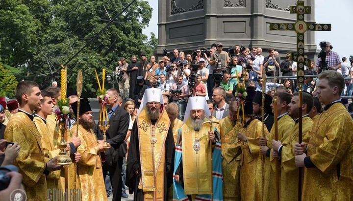 У кого где «керівний центр»?