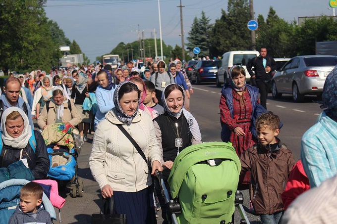 Віряни пройшли 40 км Хресним ходом з Ужгорода до Мукачева (ФОТО)