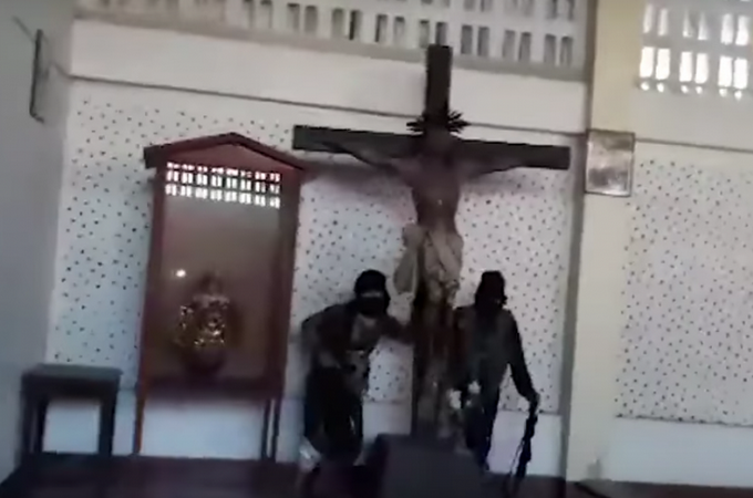 Боевики ИГ опубликовали видео разрушения христианского храма (ВИДЕО)