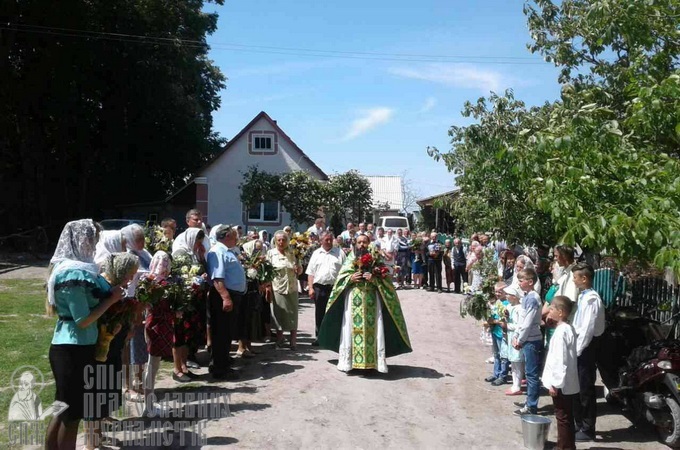 Kinakhovtsy community devoid of the church gathers at the elder’s house for Trinity