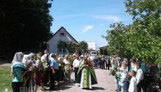 Kinakhovtsy community devoid of the church gathers at the elder’s house for Trinity