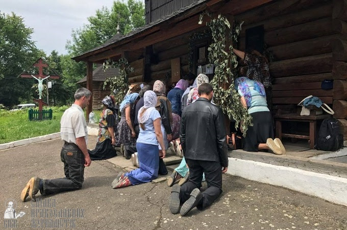 Радикалы начали раздавать листовки под Успенским собором УПЦ в Коломые (ФОТО)