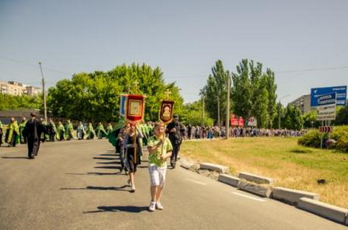 Юные верующие прошли Крестным ходом по улицам Запорожья 