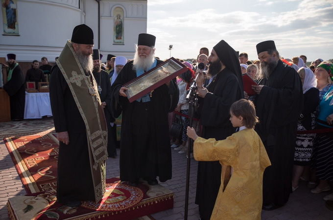 Предстоятель УПЦ зустрів святині з Афонського монастиря Ватопед (ФОТО)