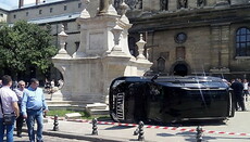 Во Львове джип въехал в людей, выходящих из церкви УАПЦ, и насмерть сбил женщину