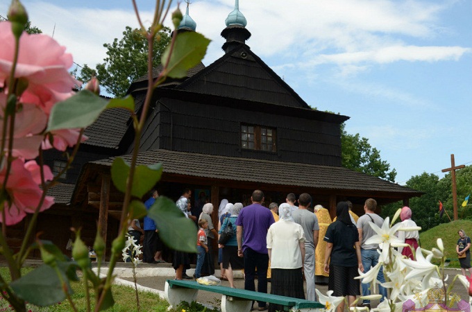 У Коломиї віряни УПЦ четвертий тиждень звершують молитовне стояння біля храму (ФОТО)