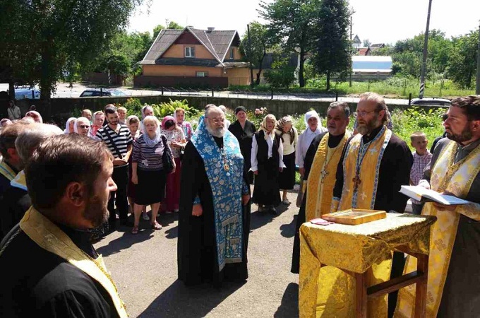 Bishop Tikhon prayerfully supports parishioners of the Annunciation church in Kolomyia