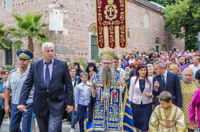 Верующие Болгарии молитвенно встречают Богородичные святыни (ФОТО)