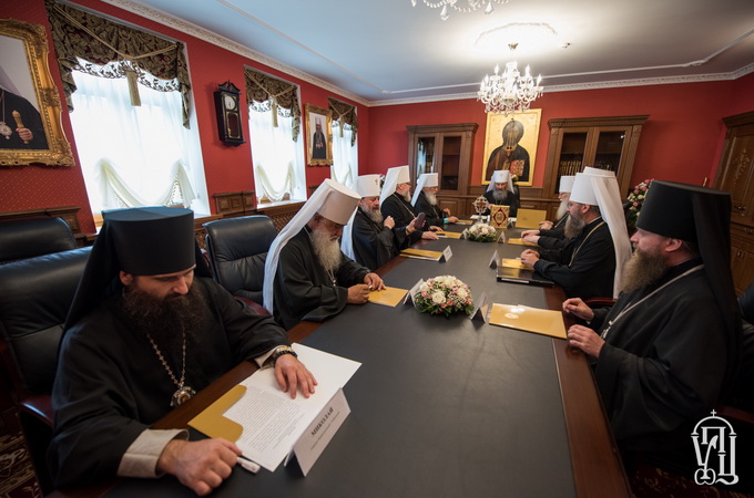 Holy Synod of UOC requests authorities to renew the right to receive passports without chips