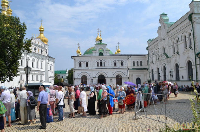 Десятки тысяч верующих поклонились чудотворным иконам в Киевской лавре
