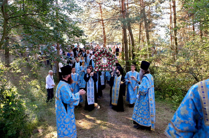 Тисячі вірян звершили Хресний хід з Почаївською іконою Божої Матері