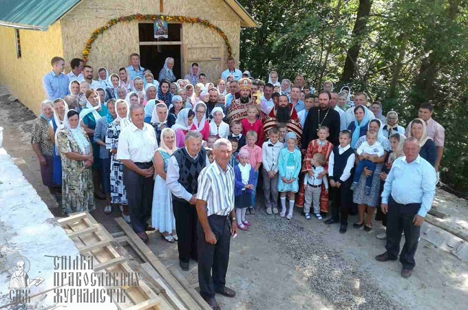 В селе Бутин прошли первые богослужения во временном храме УПЦ