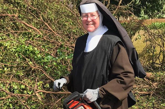 Монахиня с бензопилой вдохновила Флориду на борьбу с последствиями урагана  