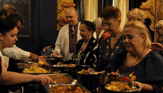 Братия Киевской лавры возродила традицию благотворительных обедов для малоимущих