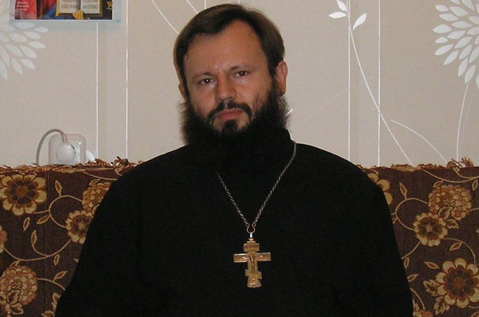 UOC-KP chaplain quits the army and promises hell for Poroshenko and Avakov