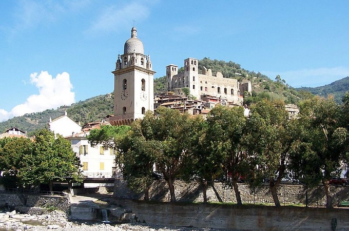 Супермаркеты «Лидль» вновь «стерли» кресты на церкви