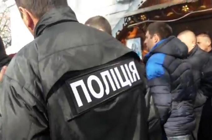 Police help schismatics take over the UOC temple in vlg. Stary Gvozdets (VIDEO)