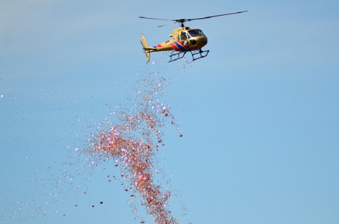 В Грузии священники сбрасывали конфеты с вертолета над сельскими школами 