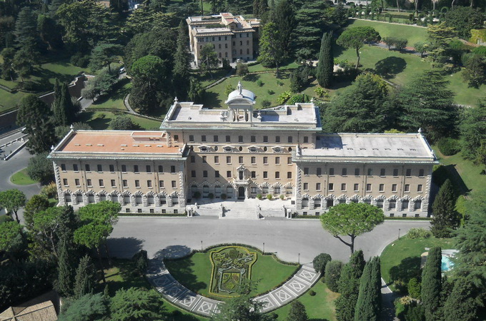 Папа Франциск уволил замглавы банка Ватикана 